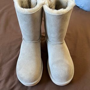 *UGG HIGH RISE BOW TIE BOOTS Stain on Left boot*